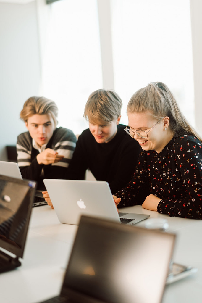 Nuoret bisneskurssilaiset tietokoneen äärellä