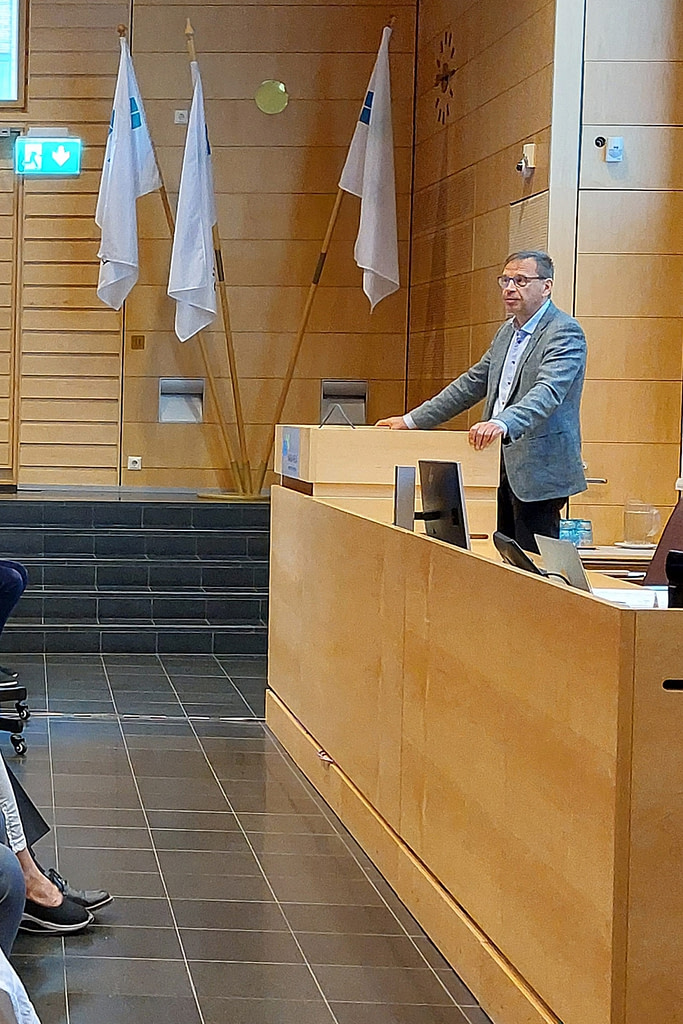 Mies puhujanpöntössä APO-seminaarissa