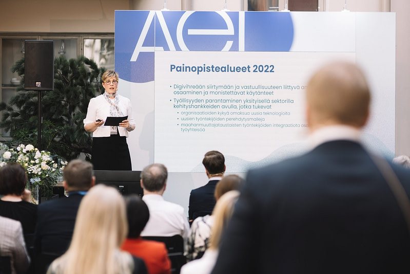 Riikka Heikinheimo lavalla seminaarissa kertomassa apurahahaun painopisteistä