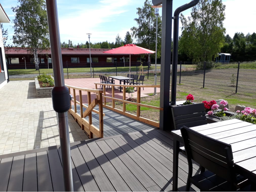 Piha-alue ja terassi ulkokalusteineen