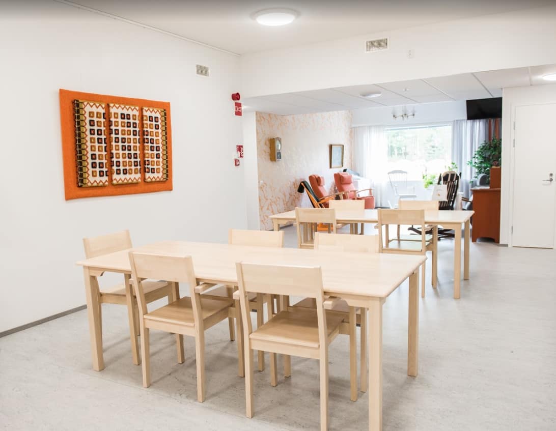 Ruokailutila yhteisiä ateriahetkiä varten.