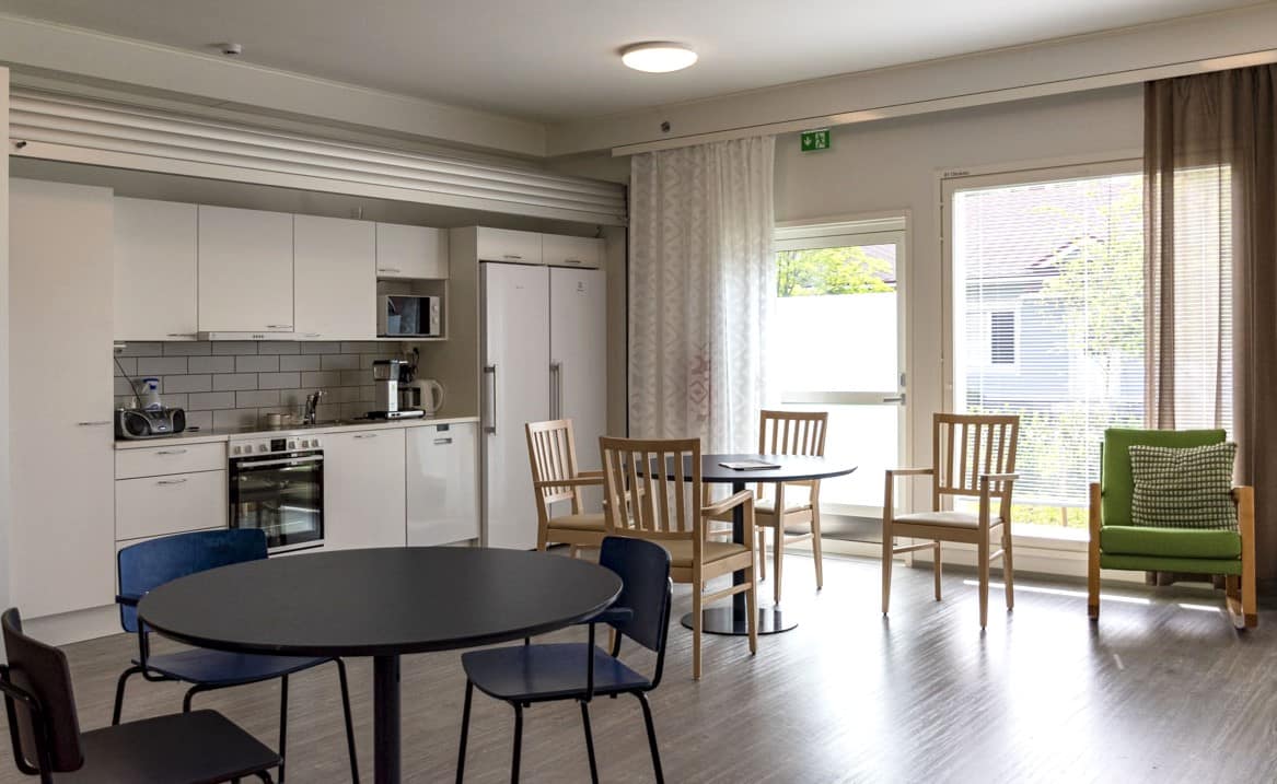 Avara yhteinen ruokailu- ja oleskelutila