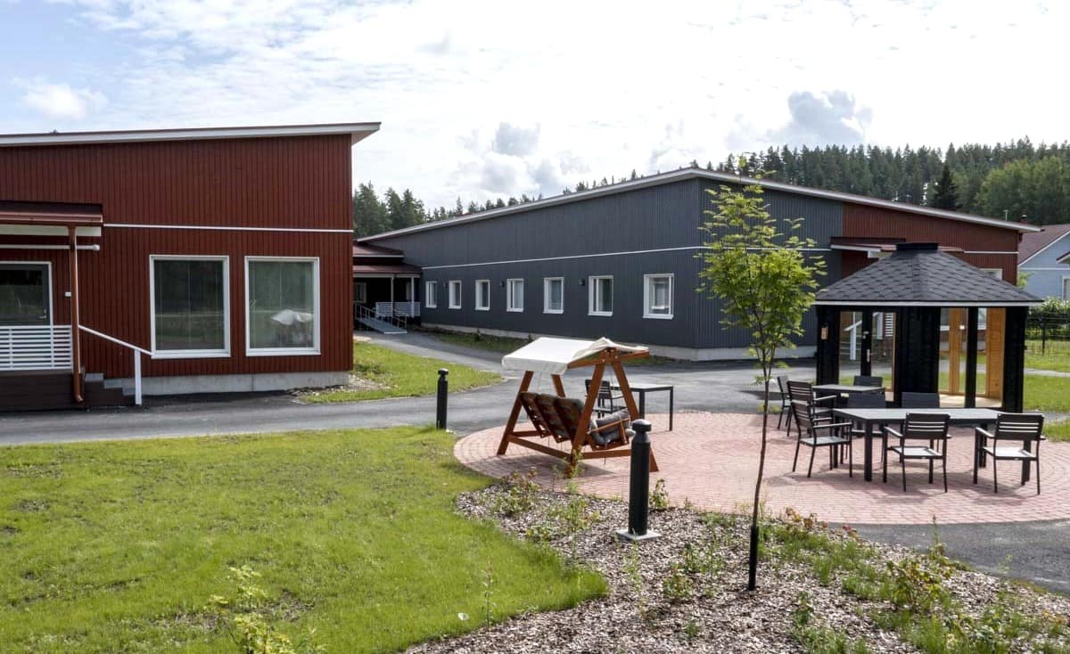 Esperi Hoivakoti Lehmusrinteen rakennus ja aurinkoinen piha-alue Kontiolahdella
