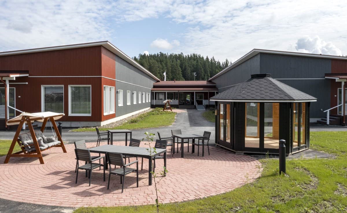 Piha-alue ja ulko-oleskelutila hoivakodin pihalla