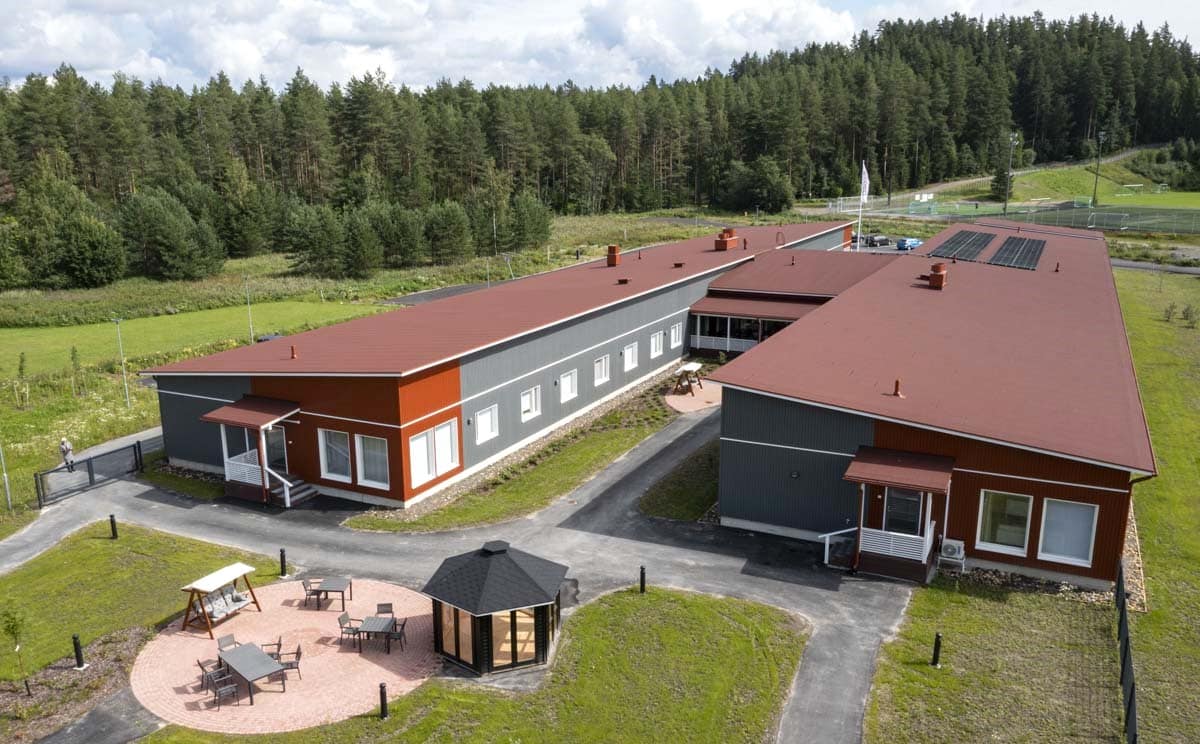 Esperi Hoivakoti Lehmusrinteen rakennus yläviistosta kuvattuna