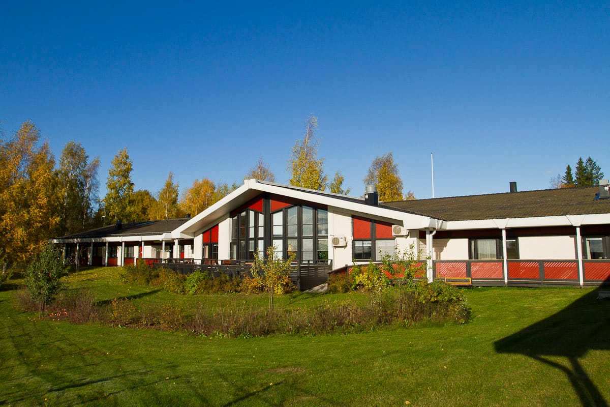 Esperi Hoivakoti Kiihtelysvaaran Helmen rakennus ja piha-alue Joensuussa