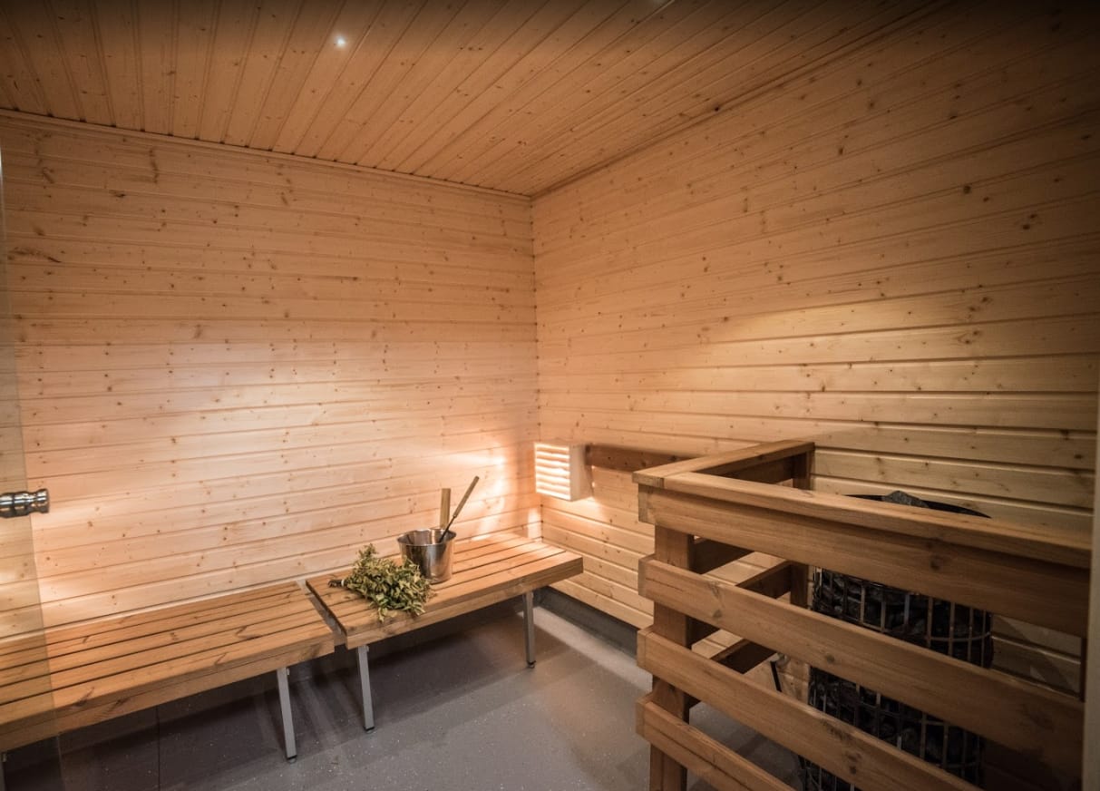 Tilava sauna asukkaiden käyttöön.