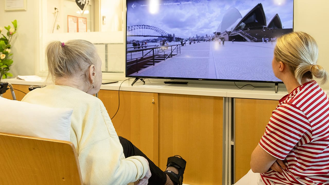 Virtuaalipyöräily, Esperi Hoivakoti Launeen asukas Irja pyöräilee Sydneyn maisemissa virtuaalitekniikan avulla