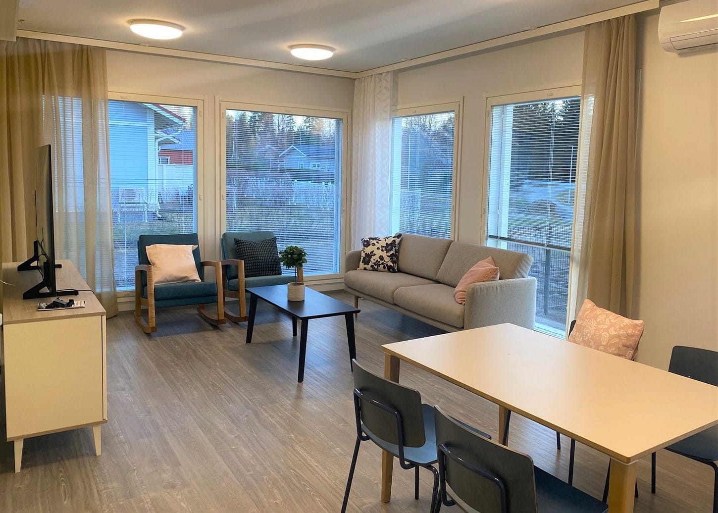 Valoisa ruokailutila suurine ikkunoineen