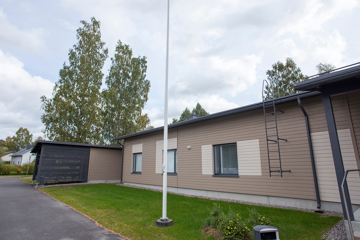 Esperi Koti Lähteen piha-alue ja rakennuksen julkisivu