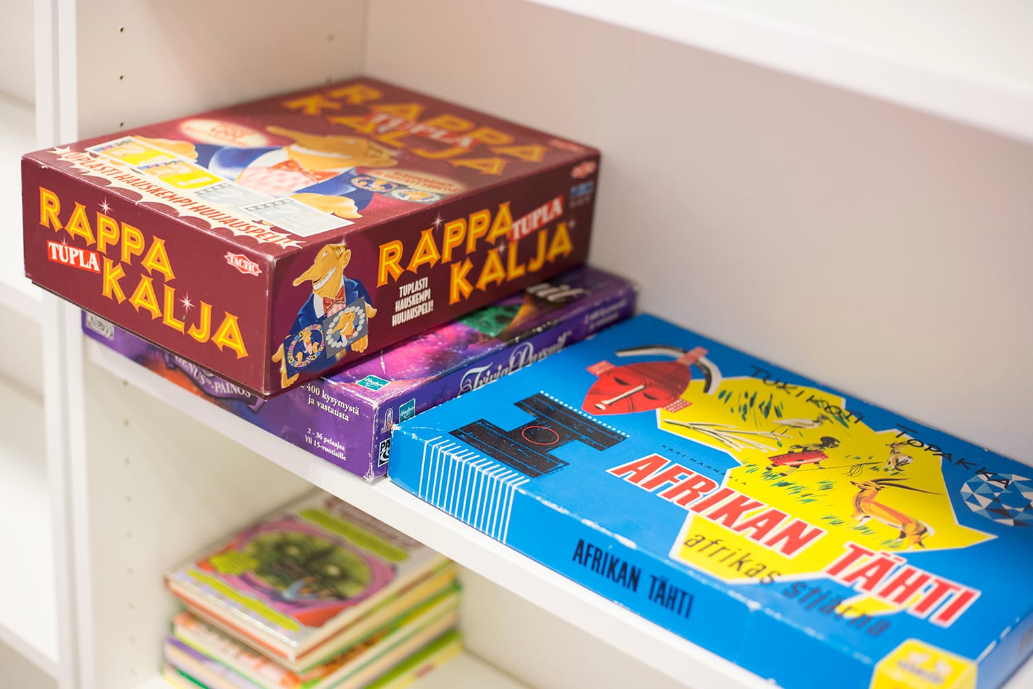 Hyllyssä lautapelejä ja muuta yhteiseen ajanviettoon tarkoitettua materiaalia