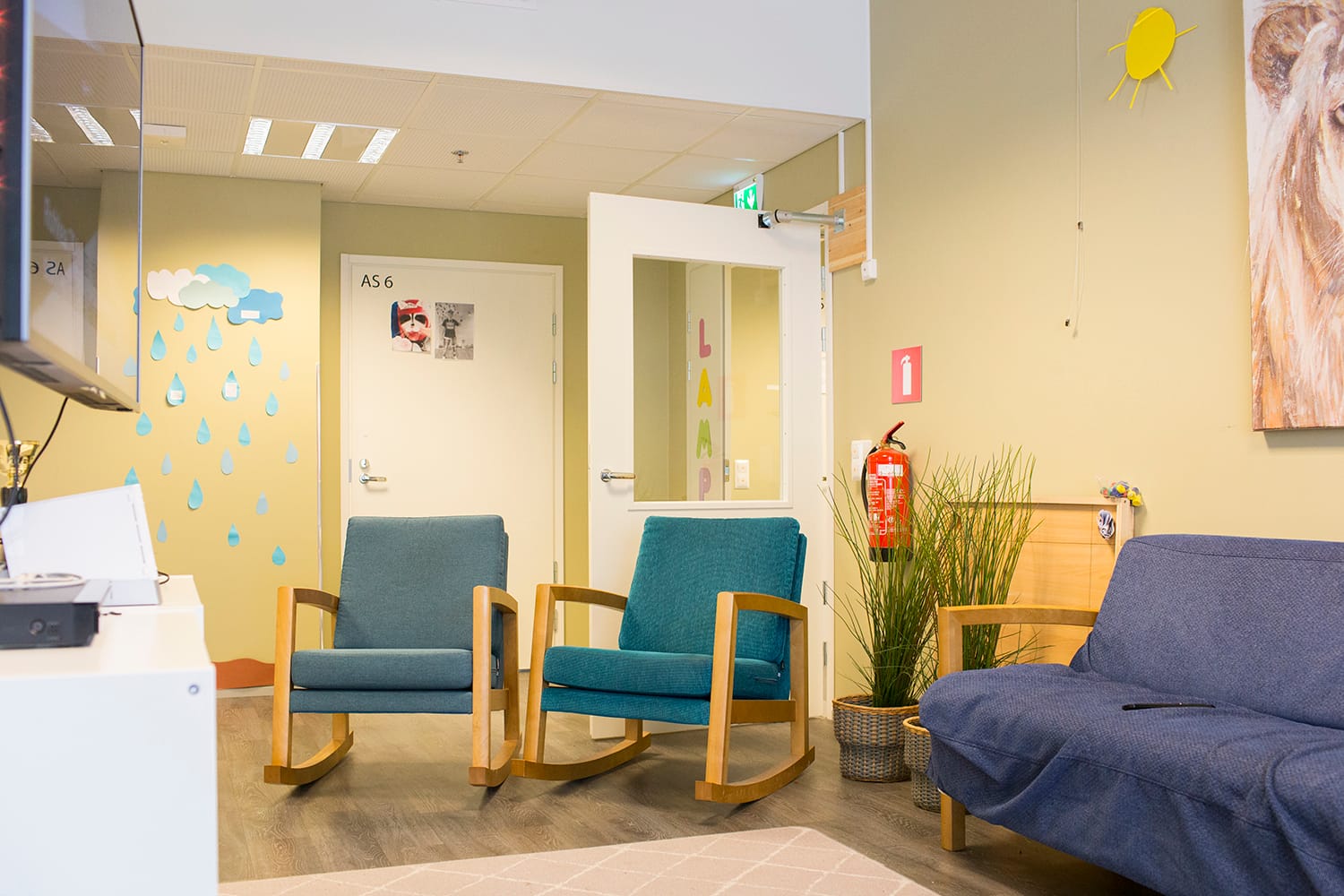 Viihtyisä oleskelutila, jossa sohva, nojatuoleja ja vaaleat sisustussävyt