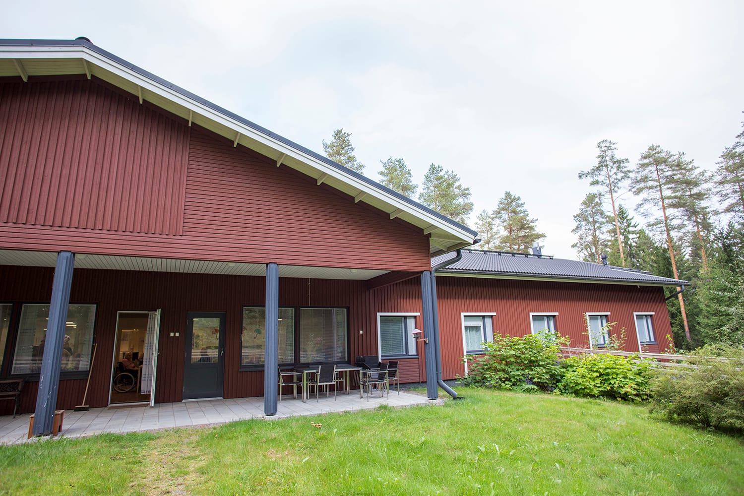 Esperi Hoivakoti Tanhuakoti Hämeenlinnassa ulkoapäin kesäisessä ympäristössä