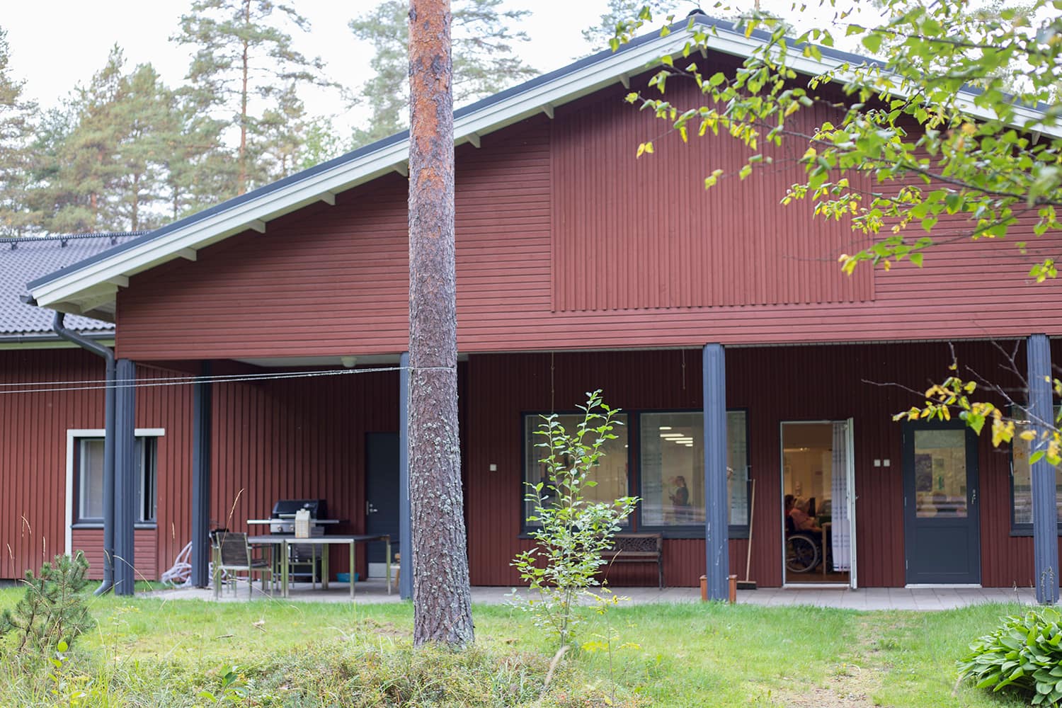 Esperi Hoivakoti Tanhuakoti Hämeenlinnassa ulkoapäin kesäisessä ympäristössä