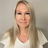 Yksikönjohtaja Jenni Saastamoisen kasvokuva.