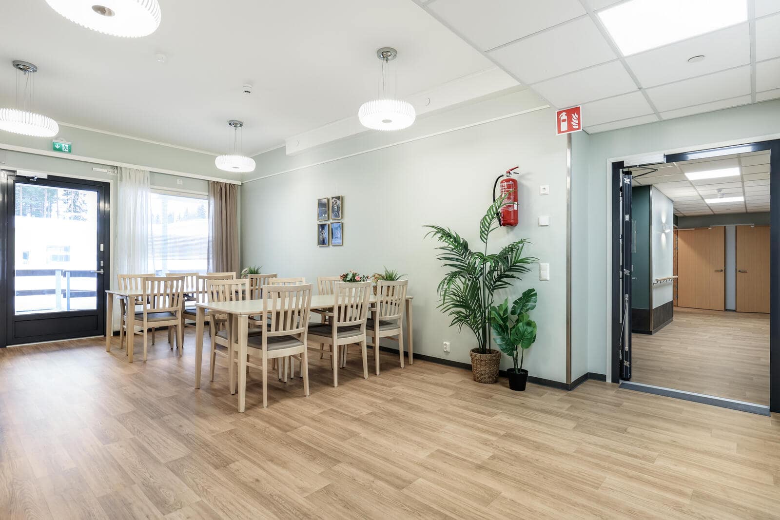 Avara ruokailu- ja oleskelutila