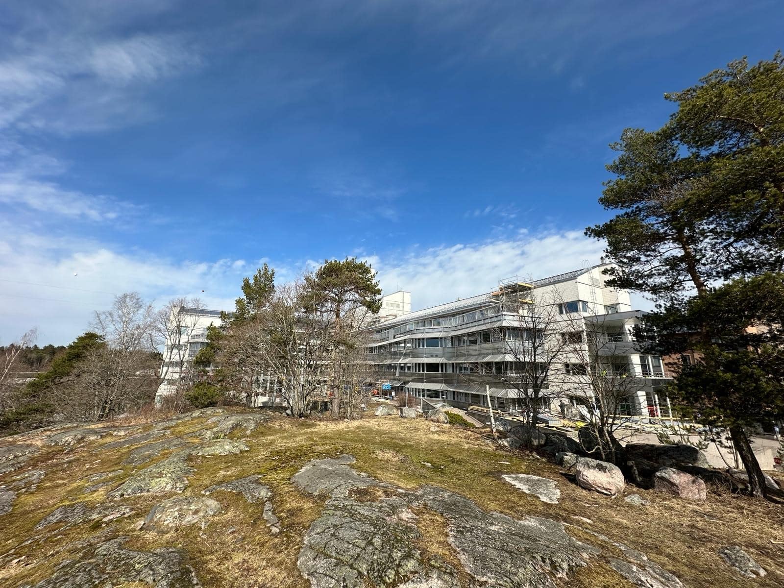 Esperi Koti Sointu kuvattuna kallioisessa maisemassa