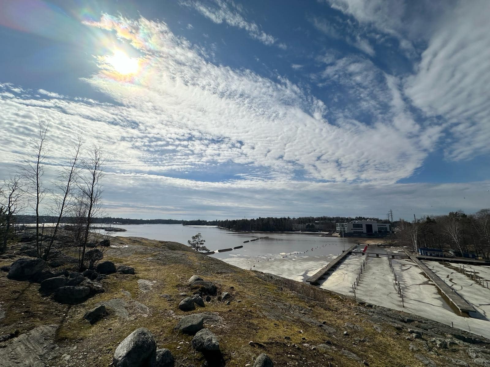 Merellinen rantamaisema kallioineen