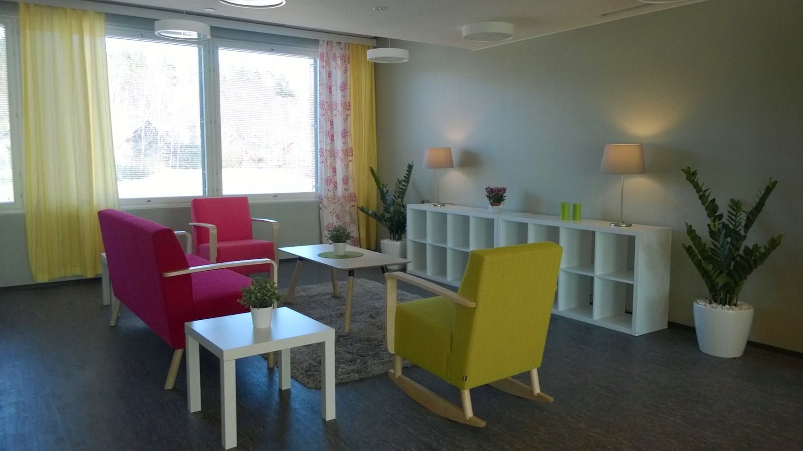 Viihtyisä ruokailu- ja oleskelutila värikkäine kalusteineen.