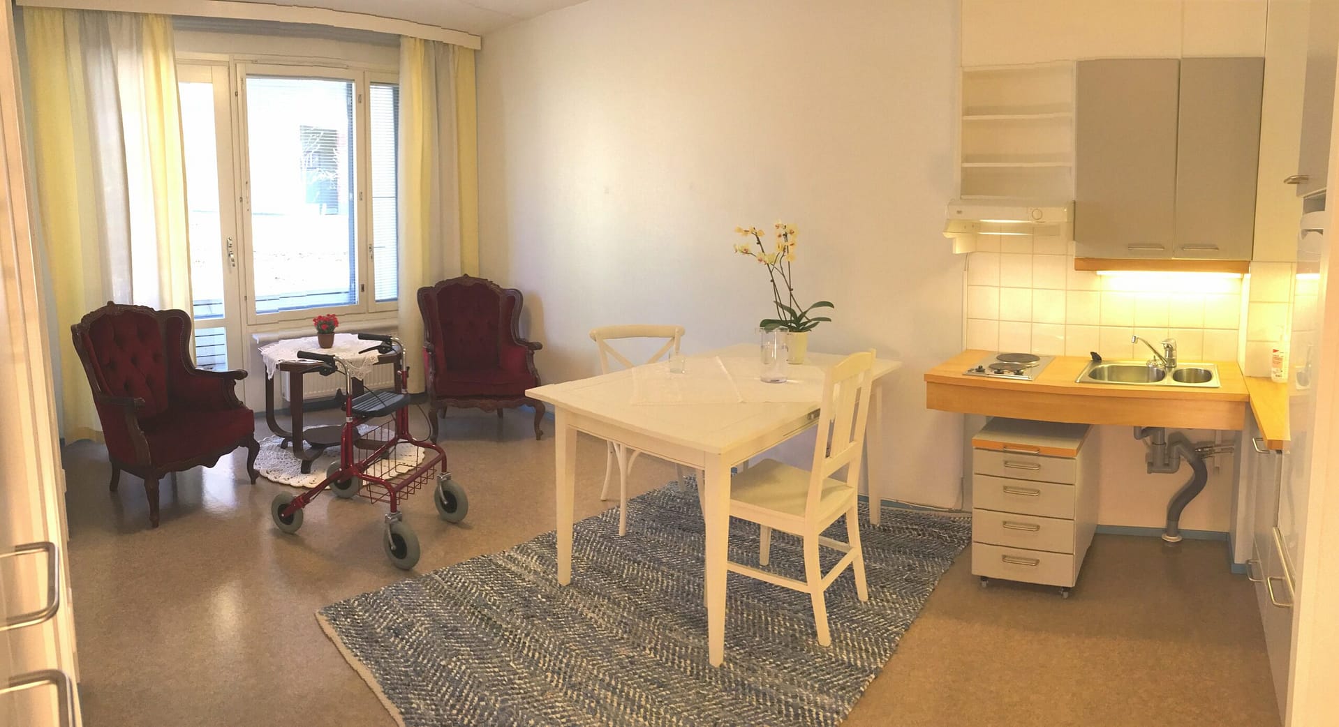 Asukkaan huone, josssa huonekaluja.