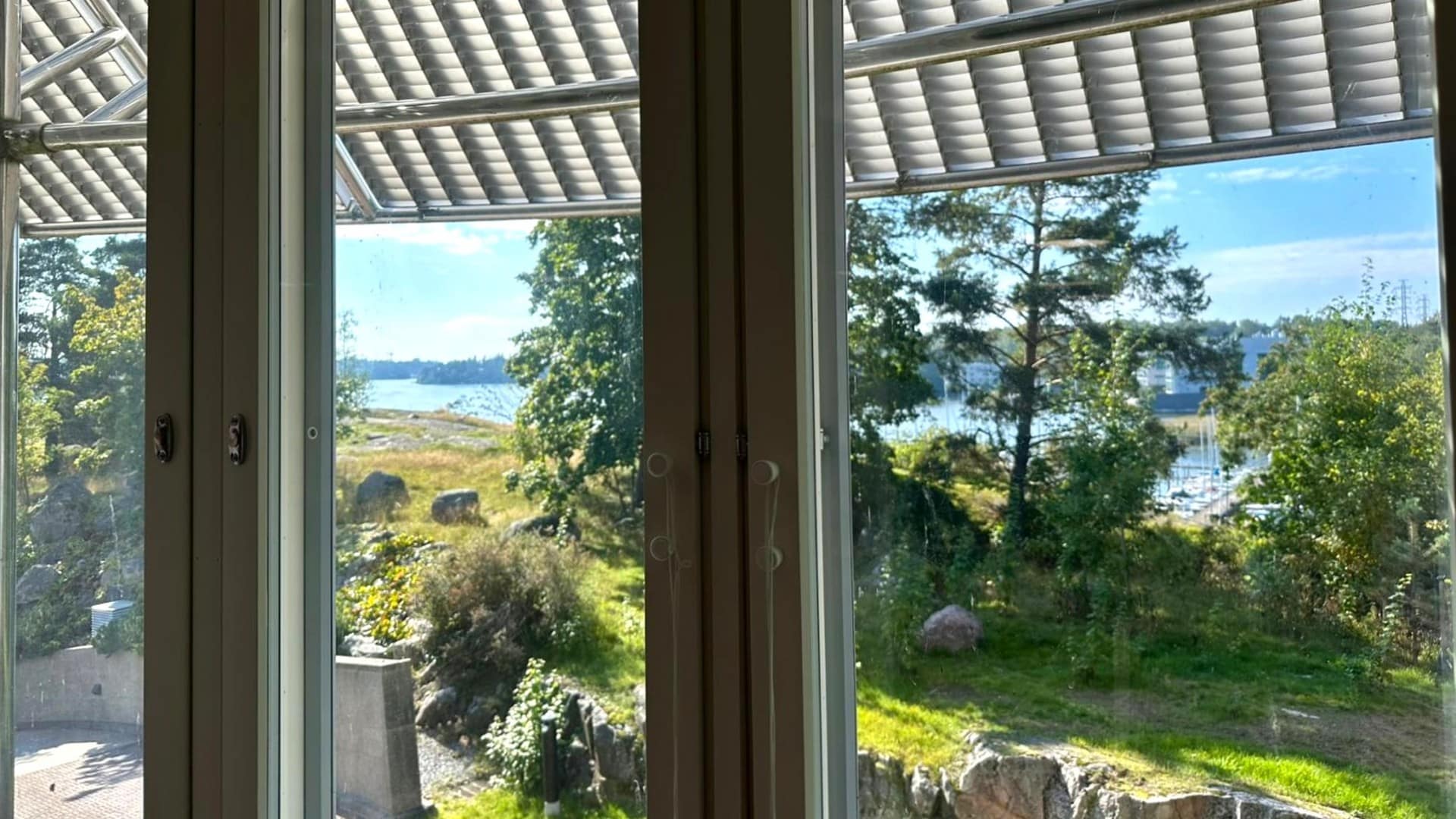 Näkymä viheralueelle suurista ikkunoista