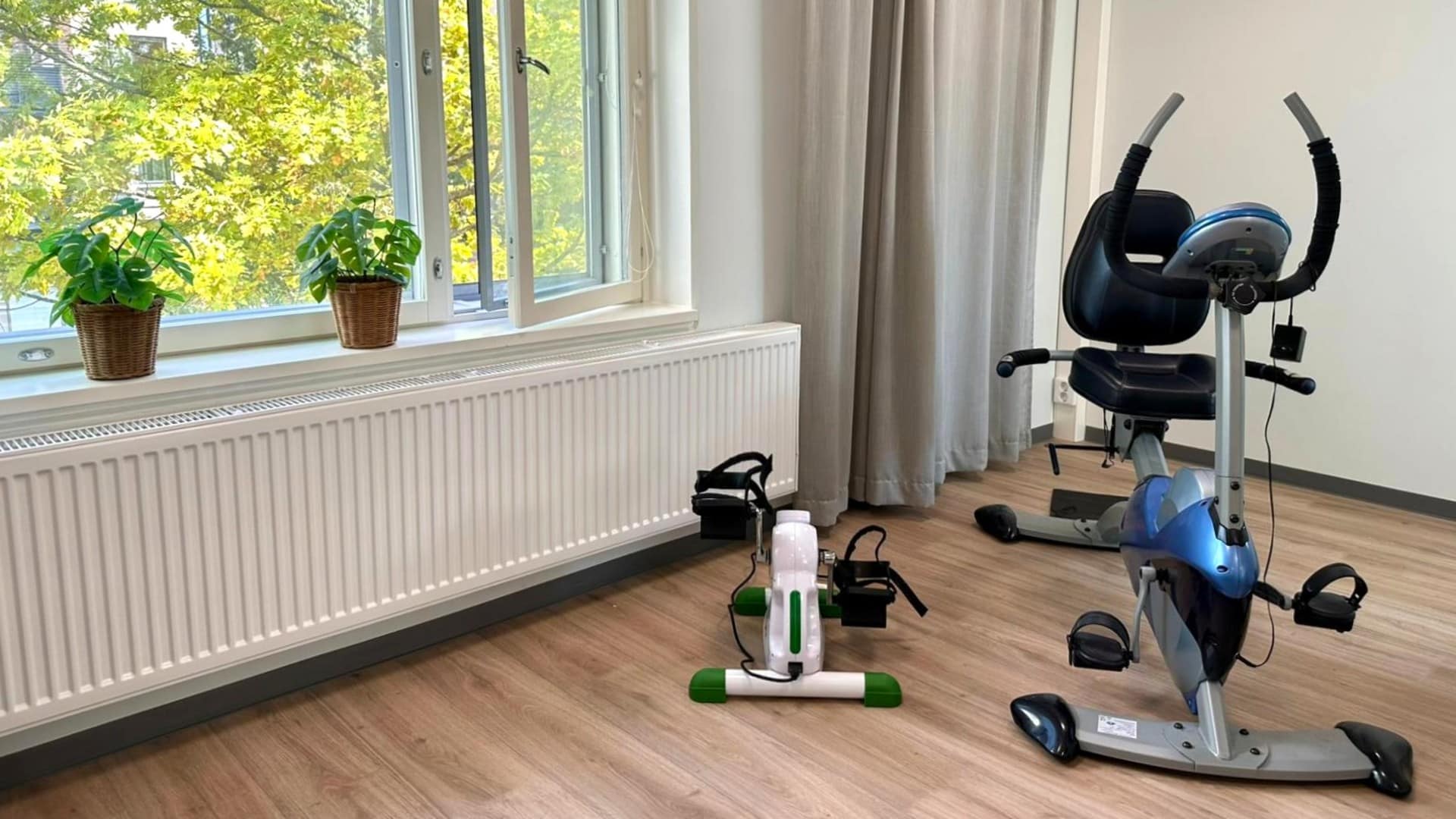 Huone, jossa poljettavia kuntoilulaitteita