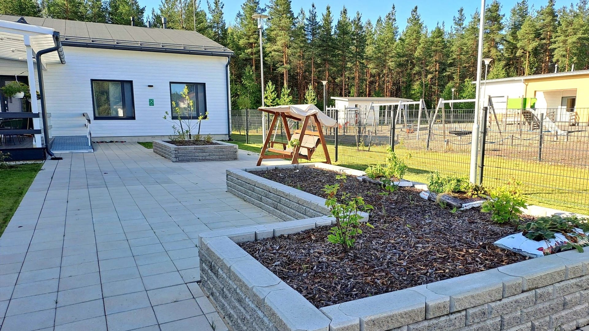 Piha-alue ja rakennus kesäaikaan