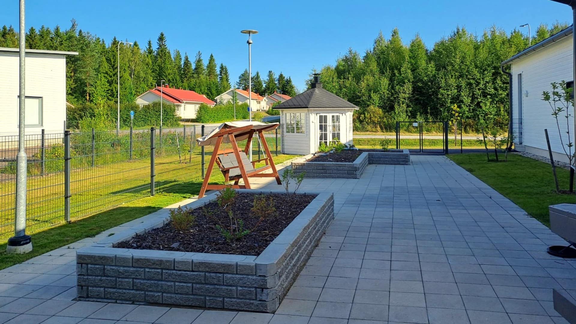 Piha-alue, jossa on istutuslaatikko ja oleskelutilaa