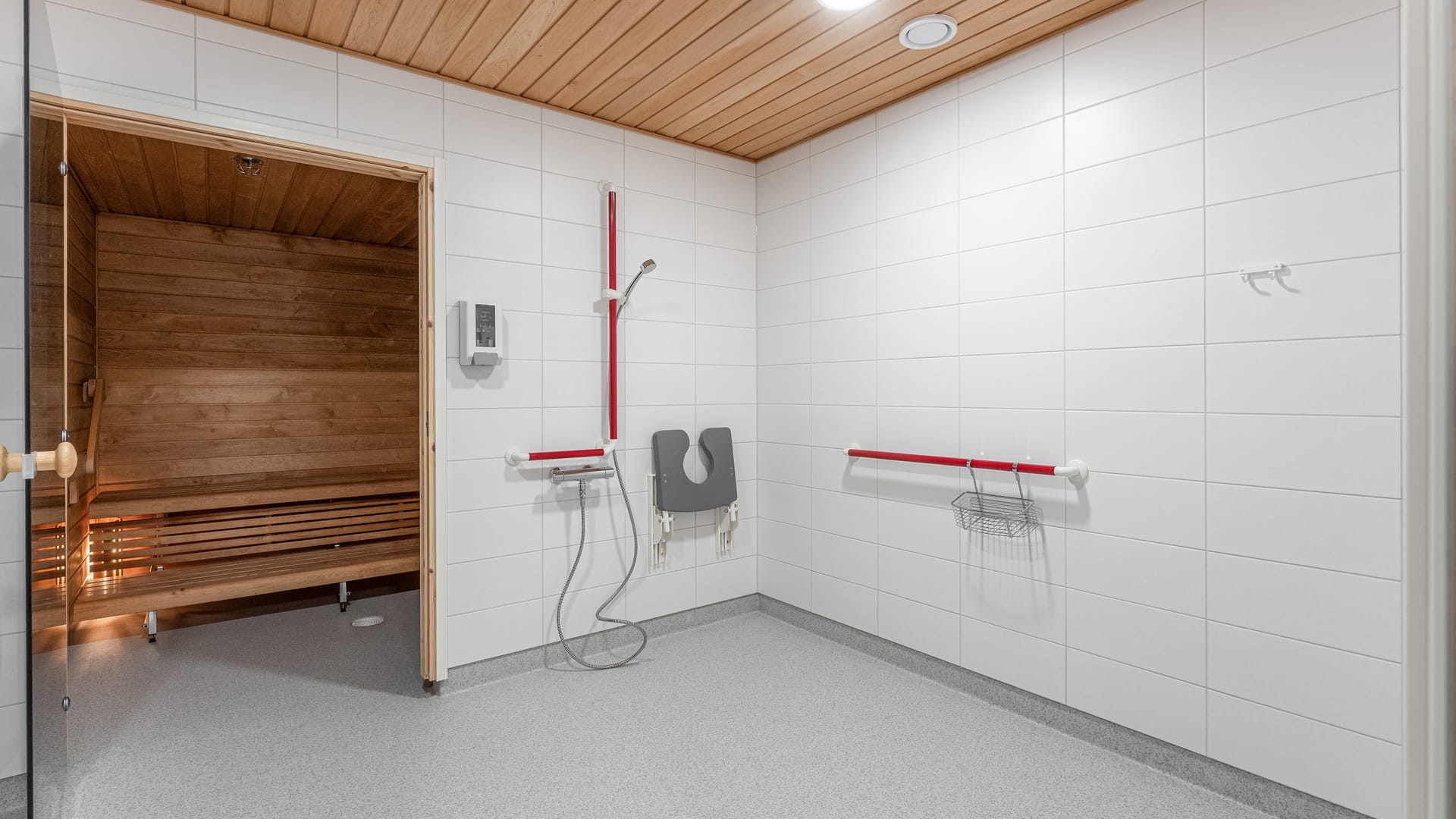 Esteetön pesu- ja suihkutila sekä sauna hoivakodissa.