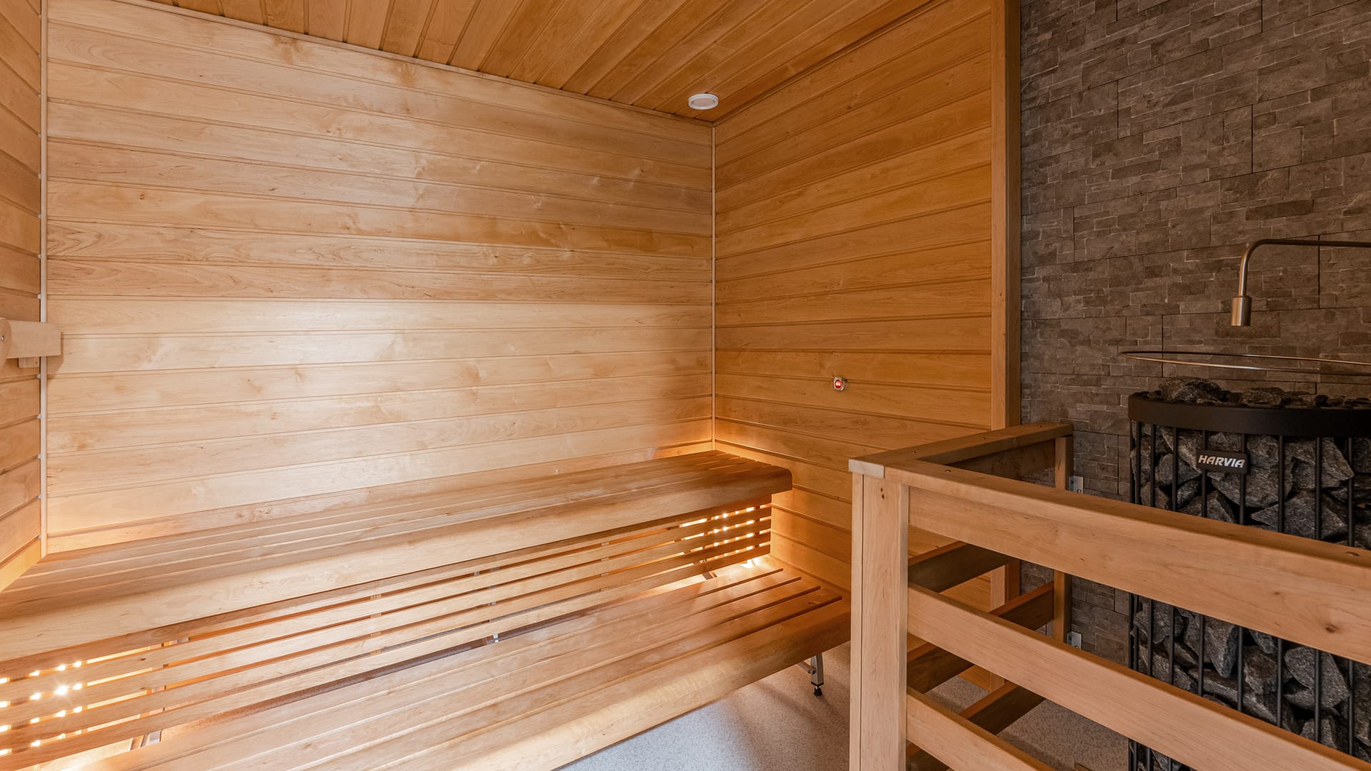 Sauna, jossa puupanelointi ja lauteet rentoutumiseen.