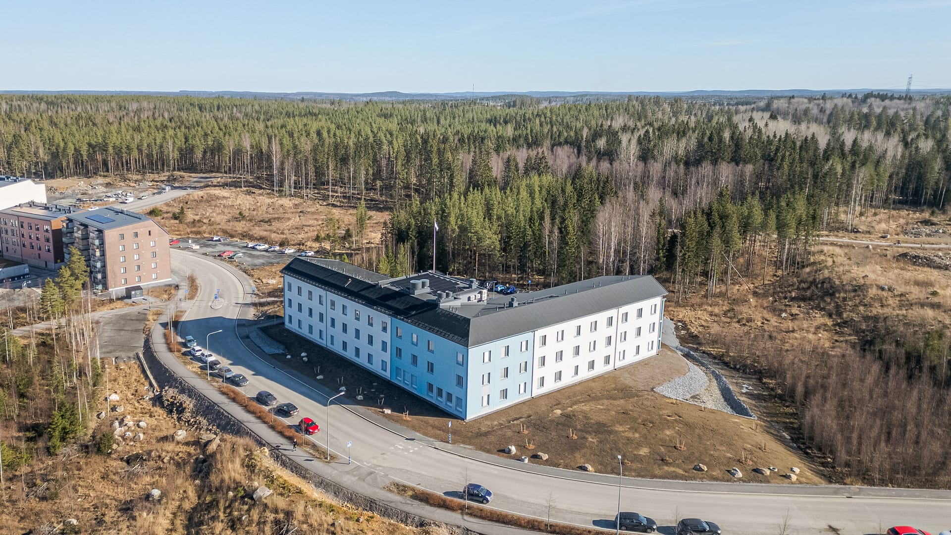 Moderni koti ilmasta kuvattuna luonnon keskellä Kangasalla.
