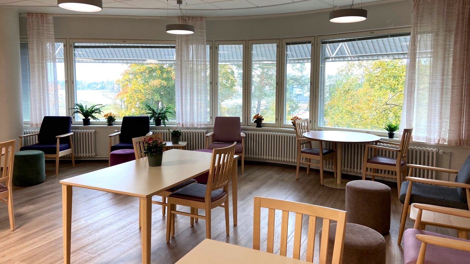 Yhteinen oleskelu- ja ruokailutila suurilla ikkunoilla