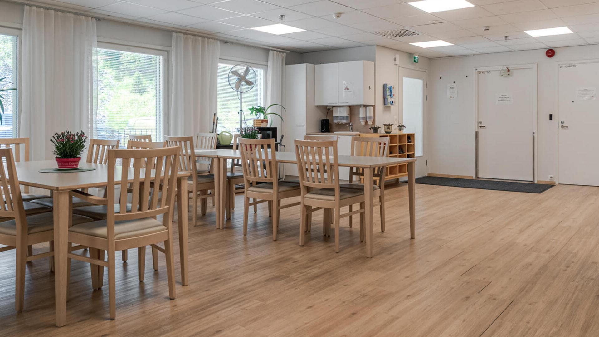 Tilava yhteinen ruokailu- ja oleskelutila.
