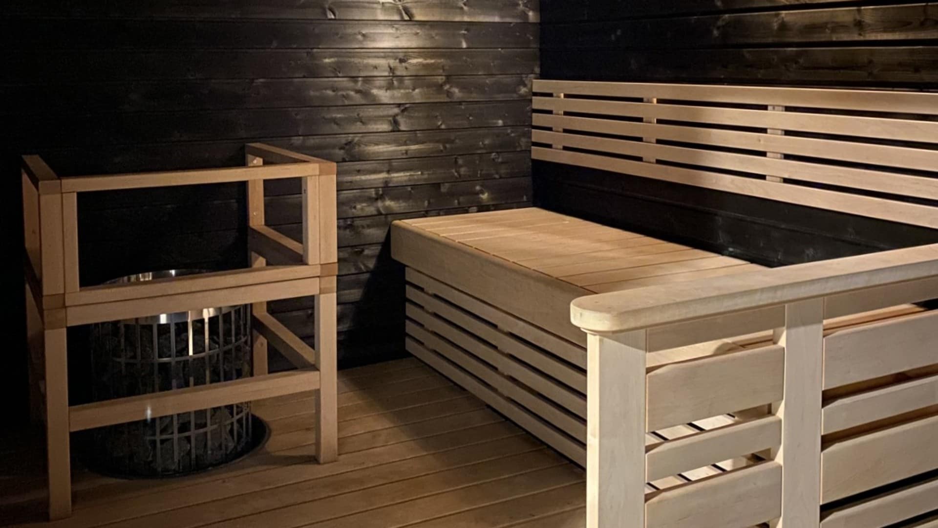 Sauna, jossa kiuas ja lauteet.