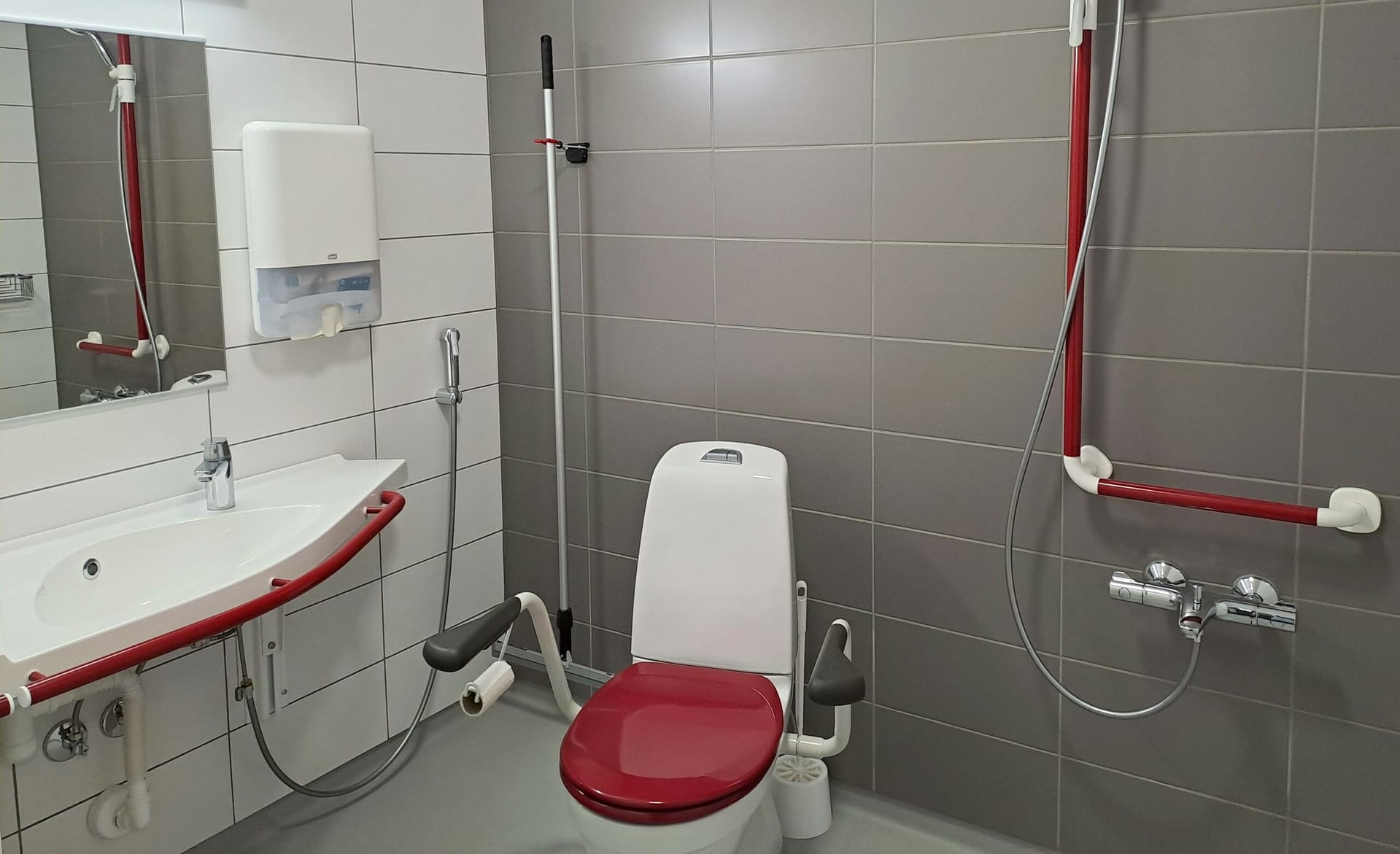Esteetön kylpyhuone ikäihmisten turvalliseen käyttöön