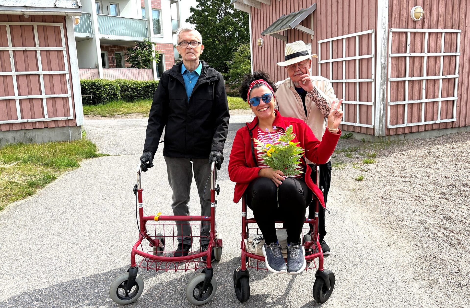 Asiakkaita ulkoilemassa rollaattorin kanssa hoivakodin pihalla