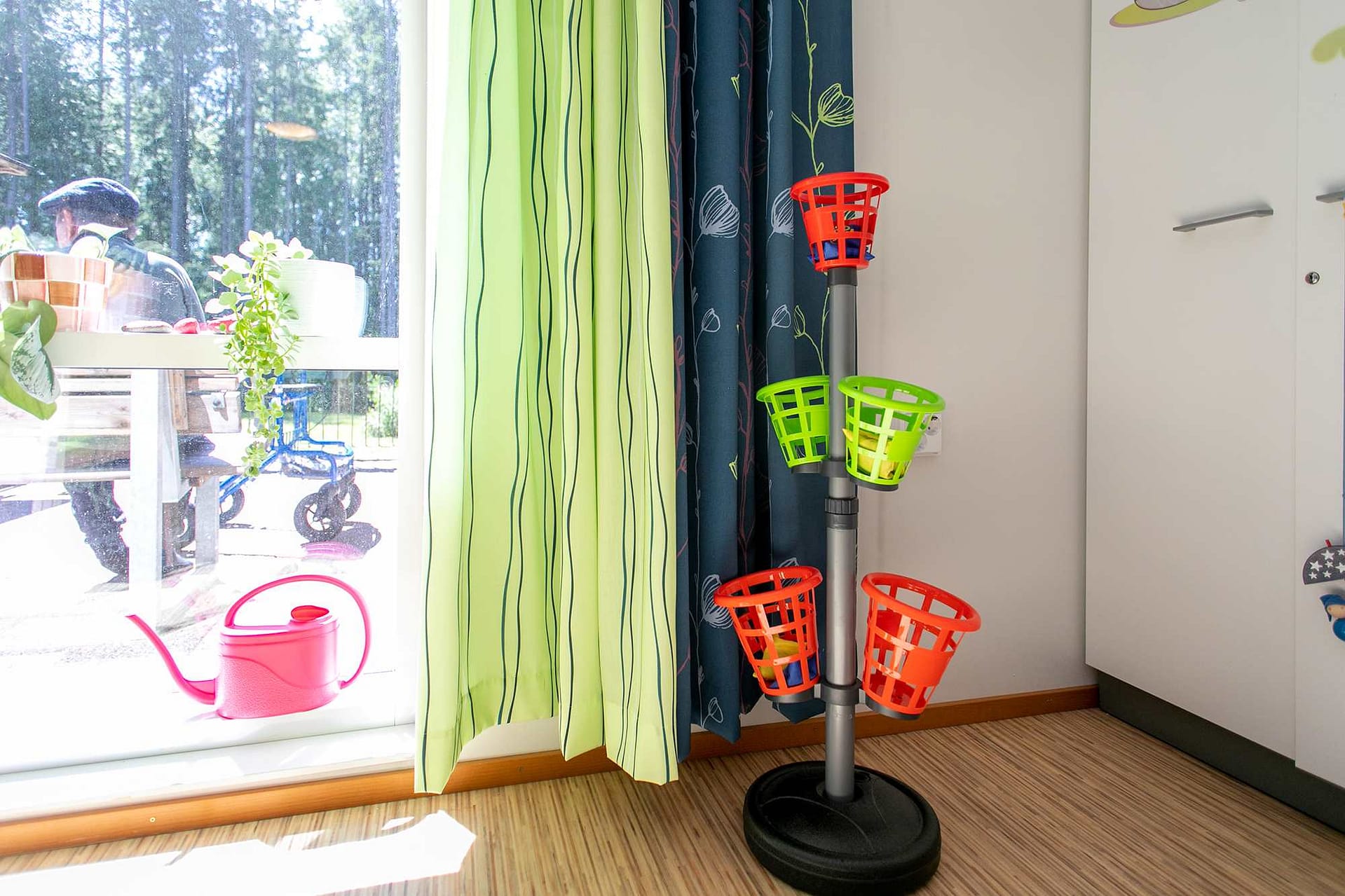 Käytäväikkunan äärellä oleva toimintapiste