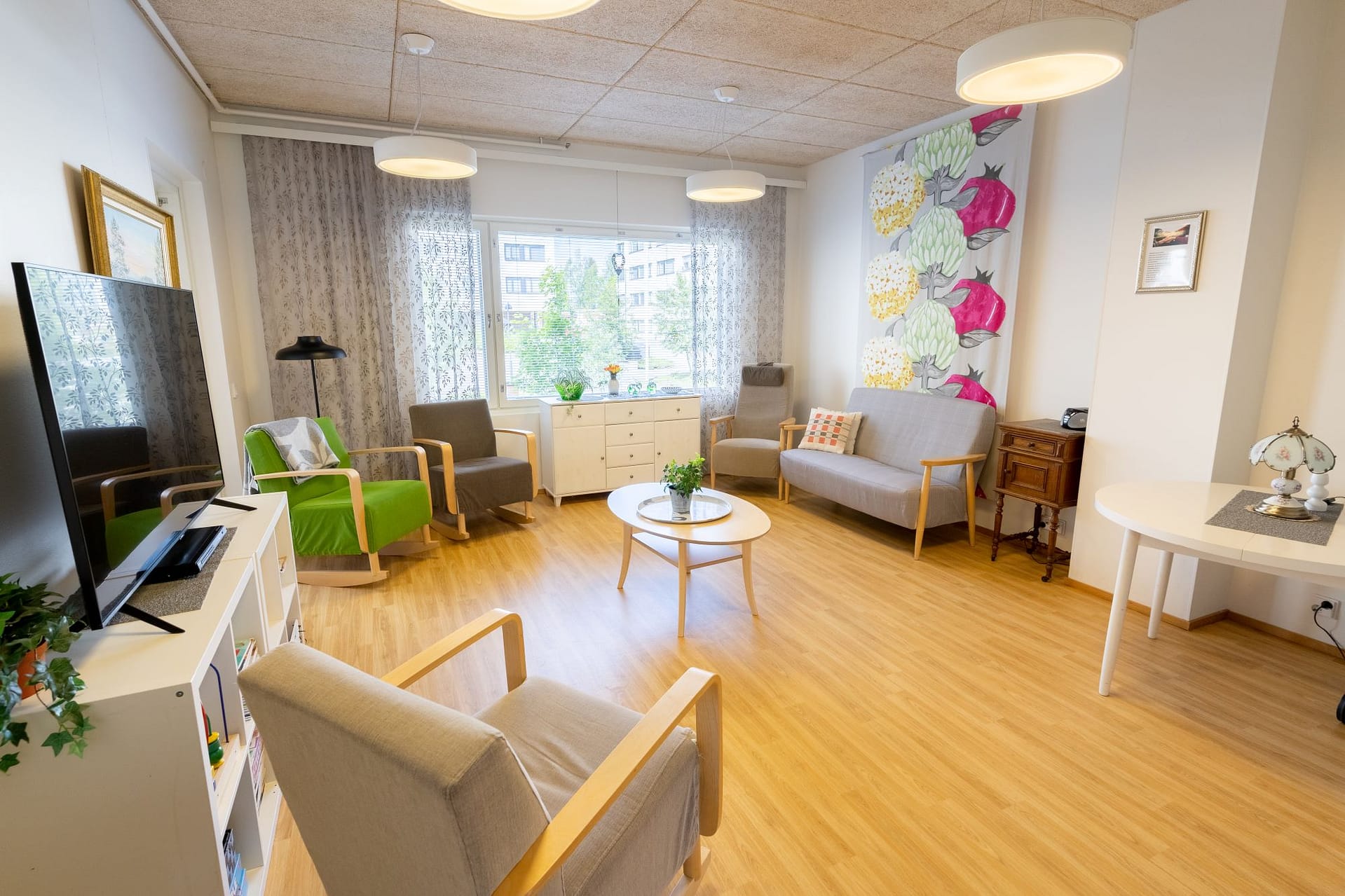 Valoisa yhteinen olohuone ja ruokailutila Esperi Hoivakoti Pehtorissa