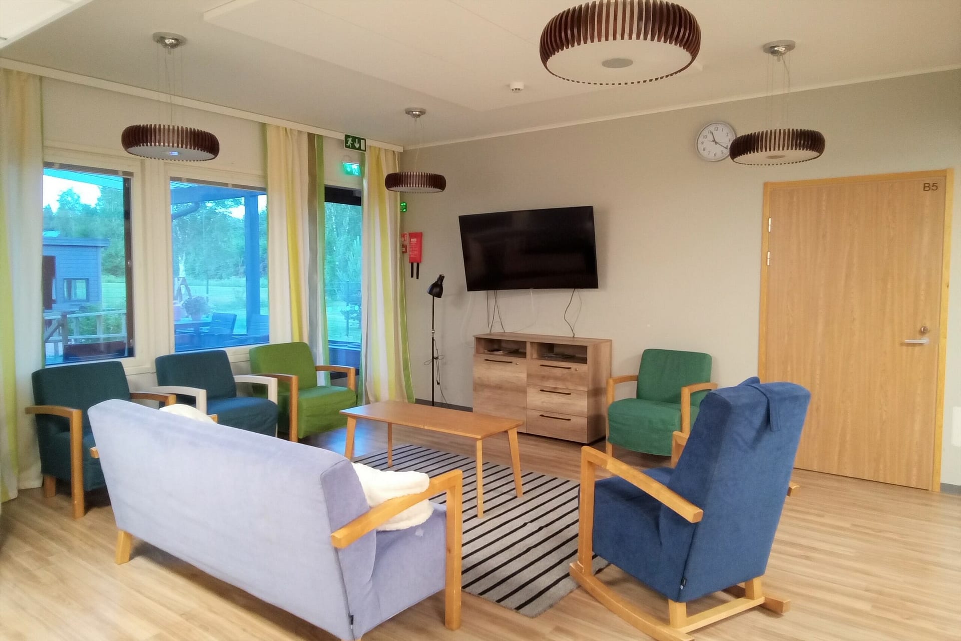Yhteinen oleskelutila televisioineen ja istuinryhmineen
