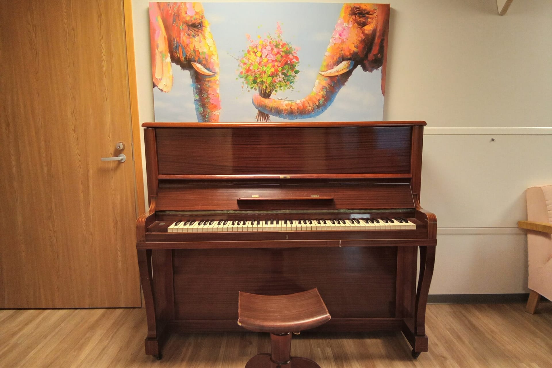 Piano yhteisessä oleskelutilassa
