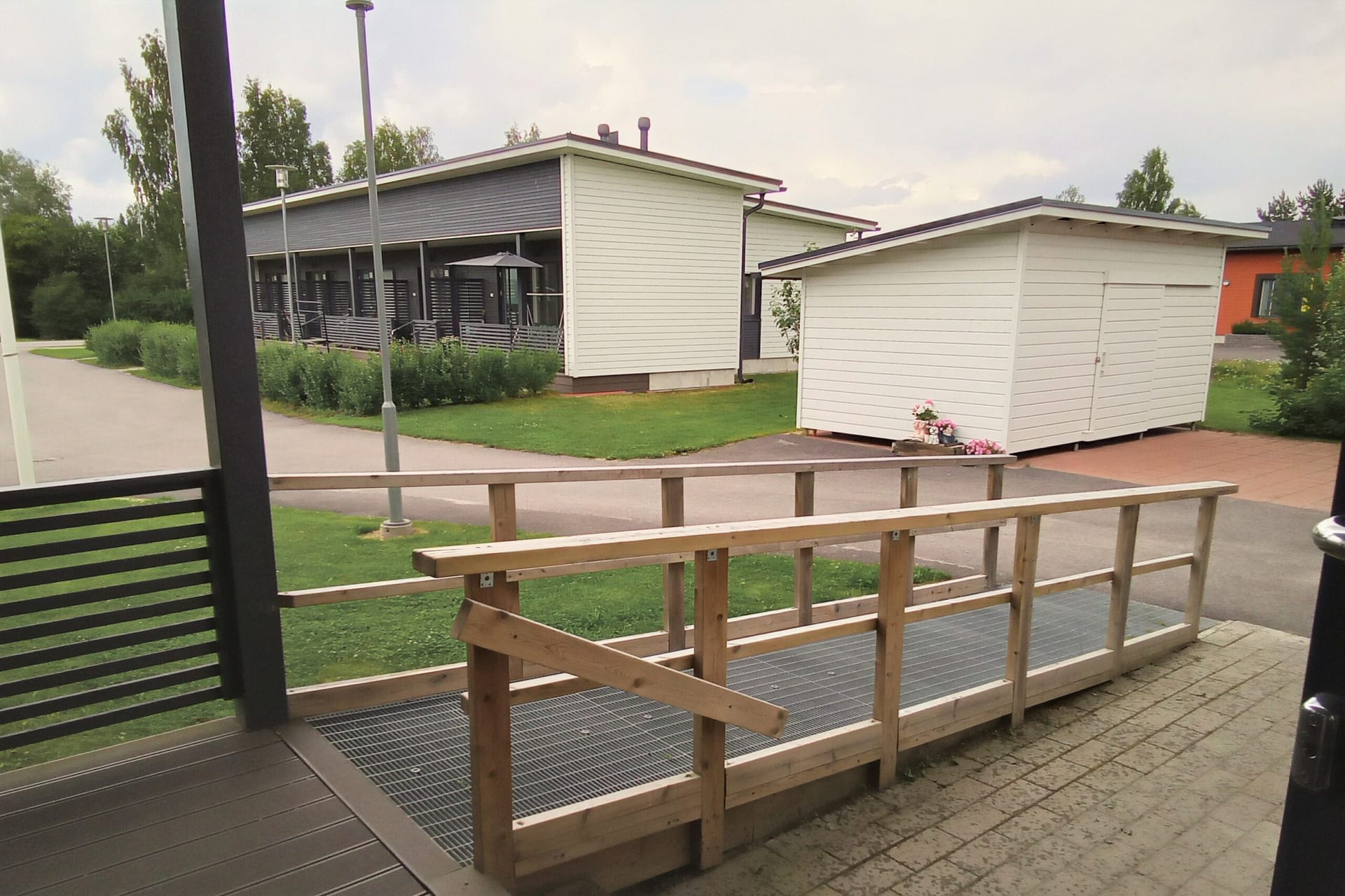 Hoitokodin terassi ja esteetön kulkuluiska
