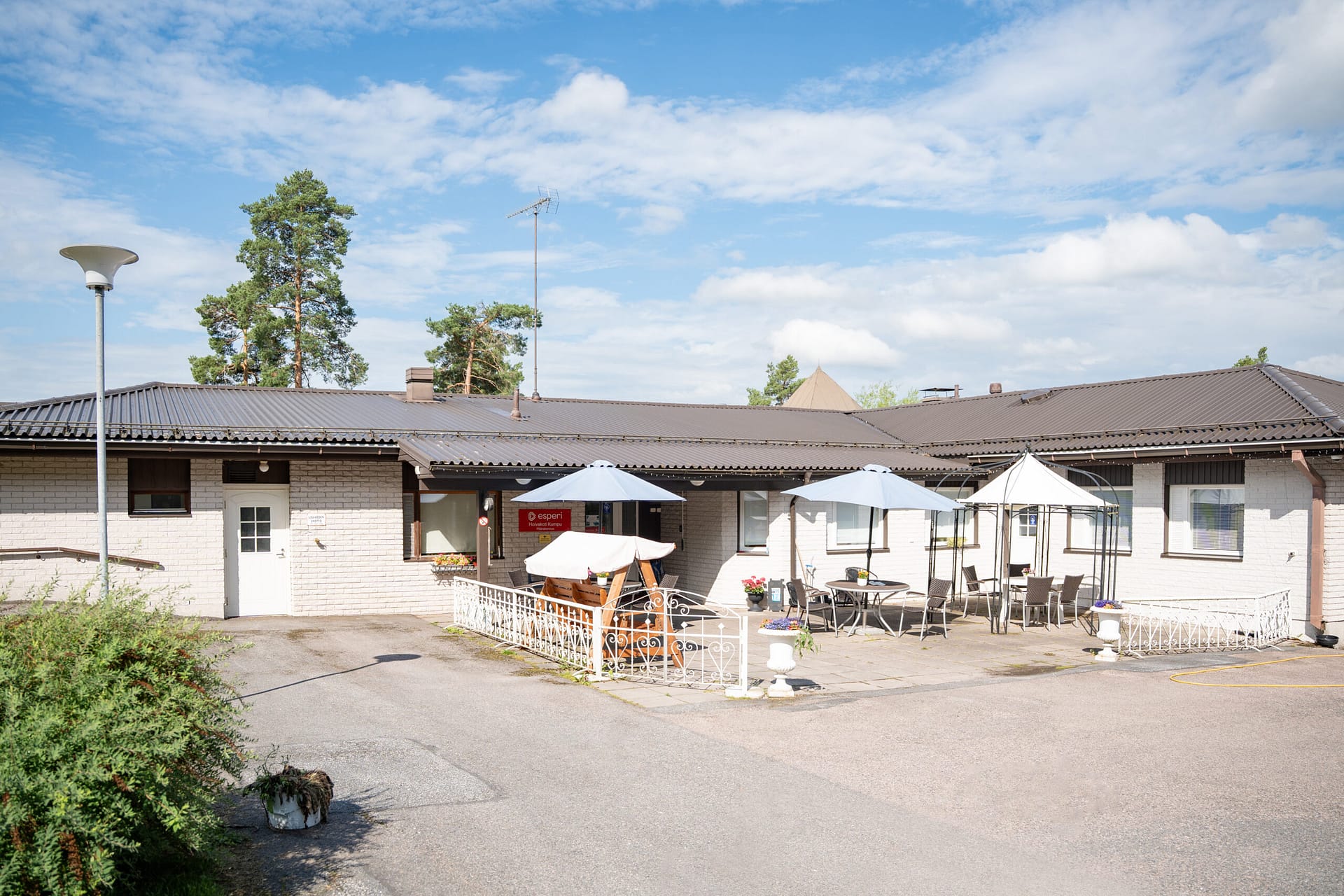 Esperi Hoivakoti Kummun piha-alue ja rakennuksen sisäänkäynti.