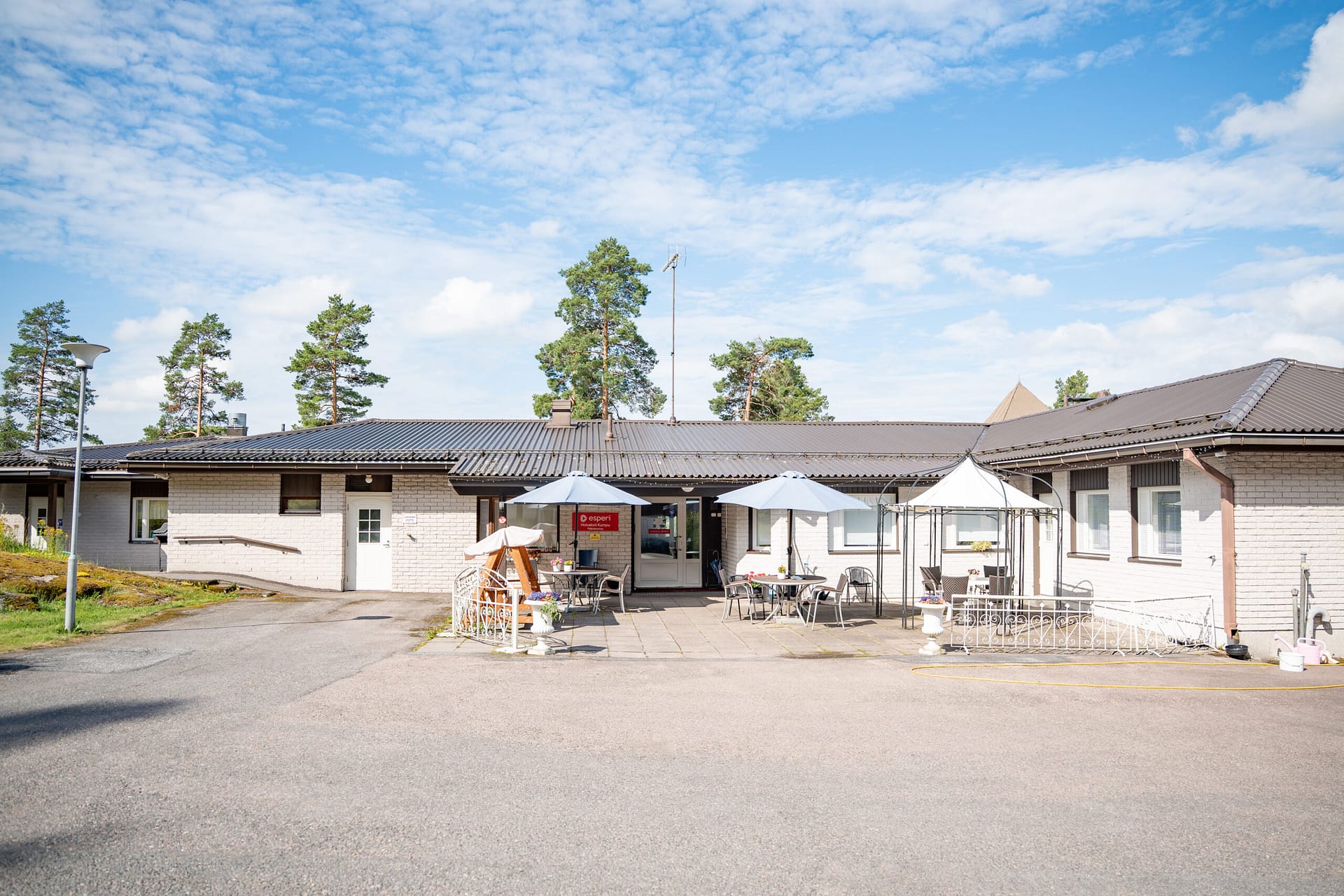 Esperi Hoivakoti Kummun ulkonäkymä piha-alueelta.