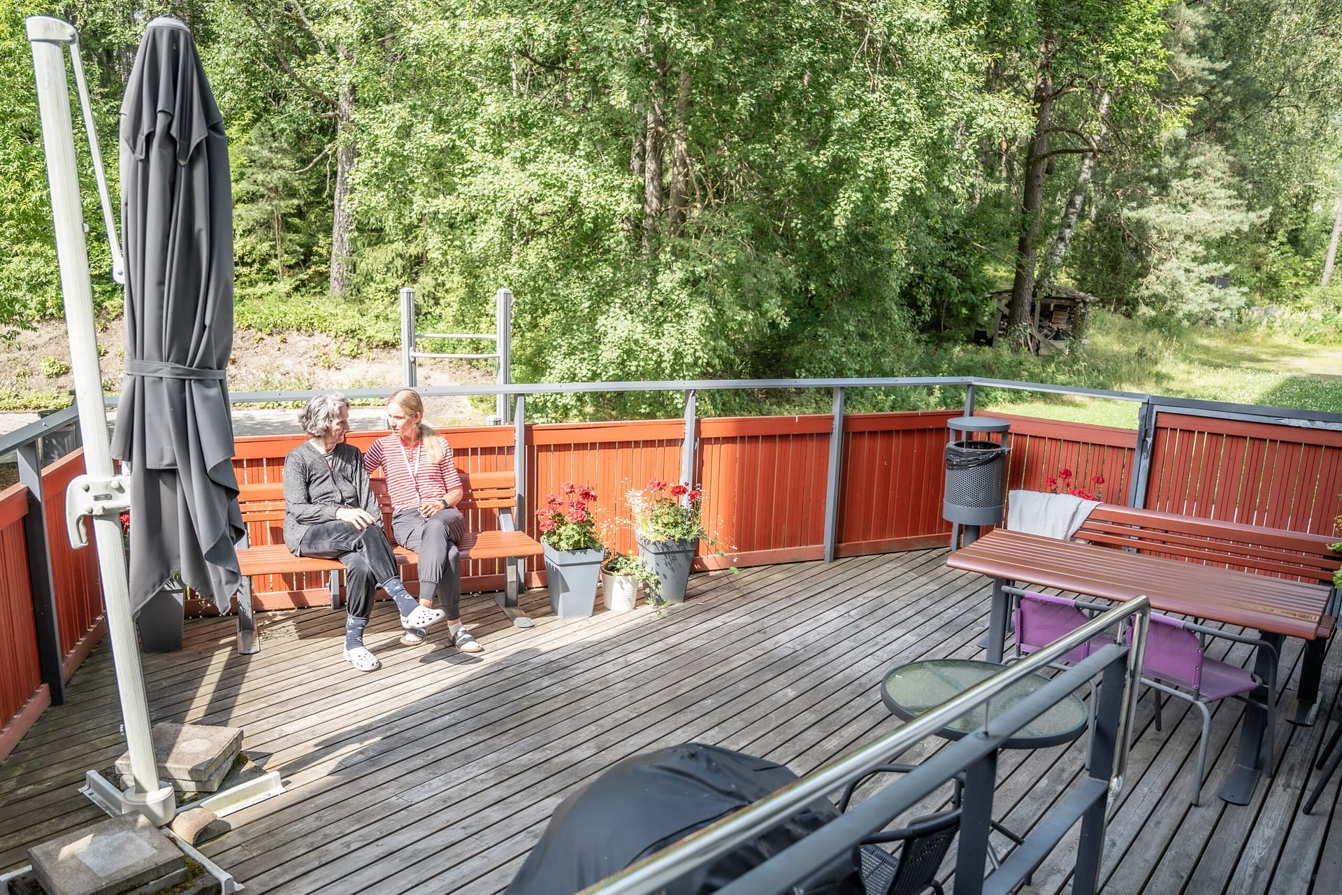 Tilava terassi ulkoiluun, virkistäytymiseen ja seurusteluun.