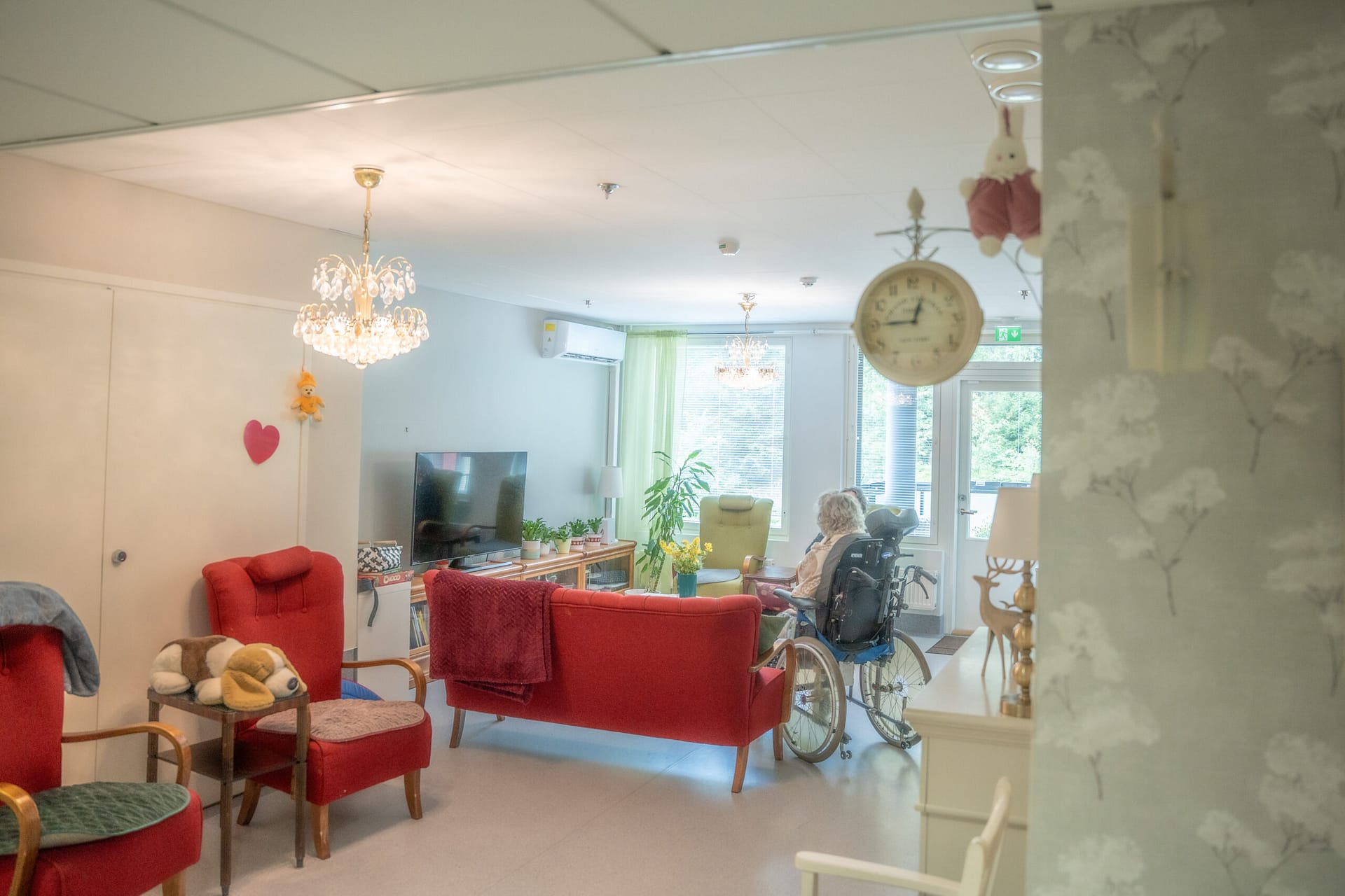 Valoisa oleskelutila mukavine istuinryhmineen.