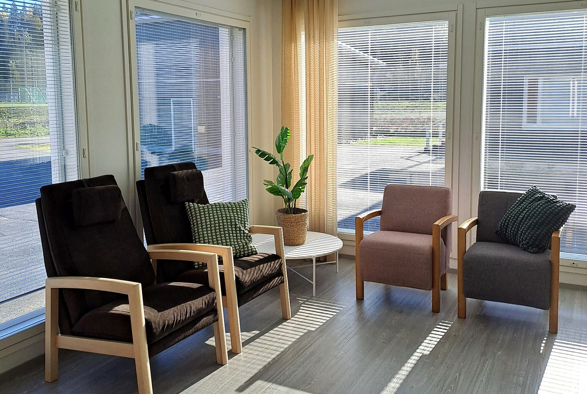 Rauhallinen oleskelutila suurilla ikkunoilla