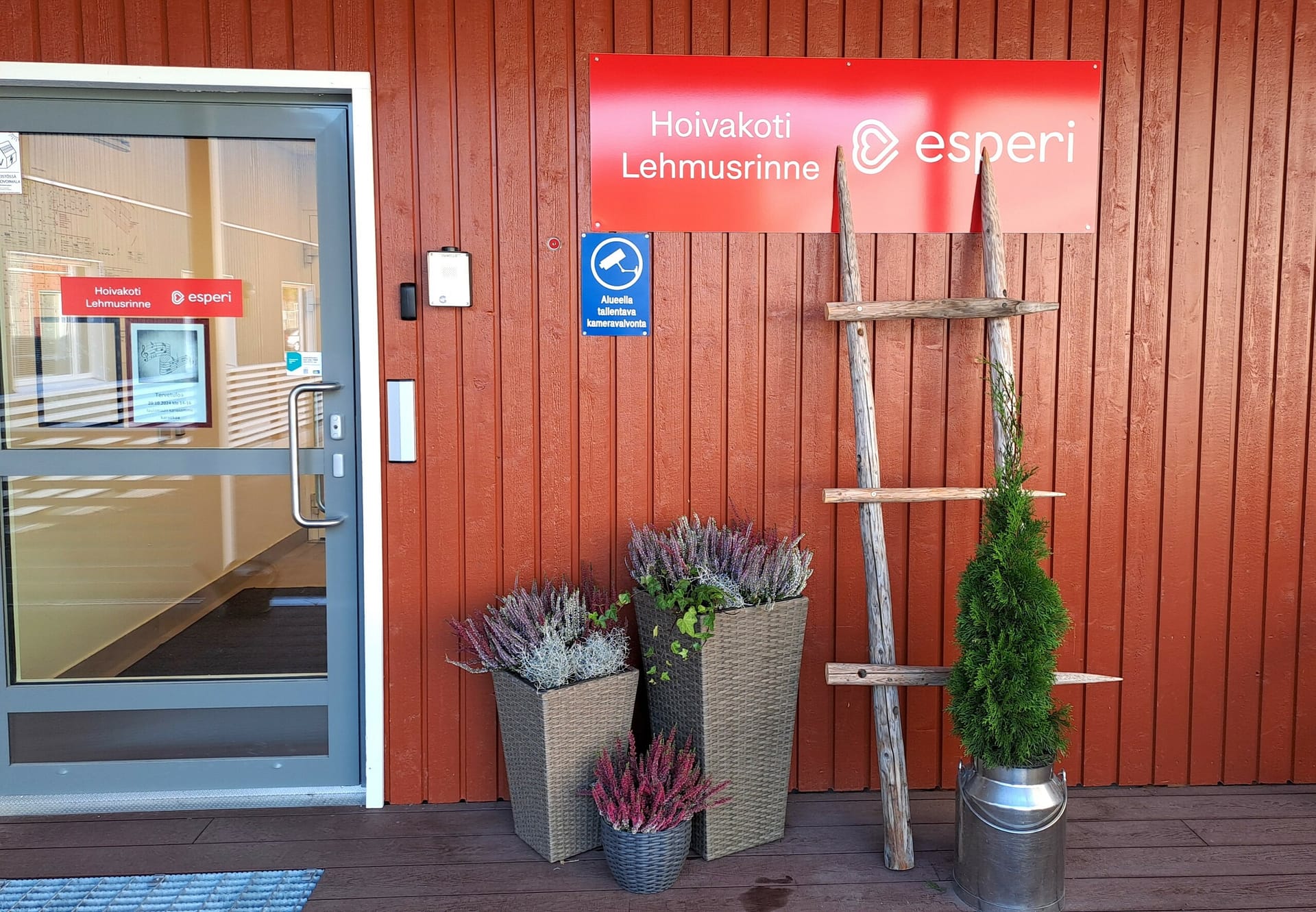 Esperi Hoivakoti Lehmusrinteen sisäänkäynti ja kyltti