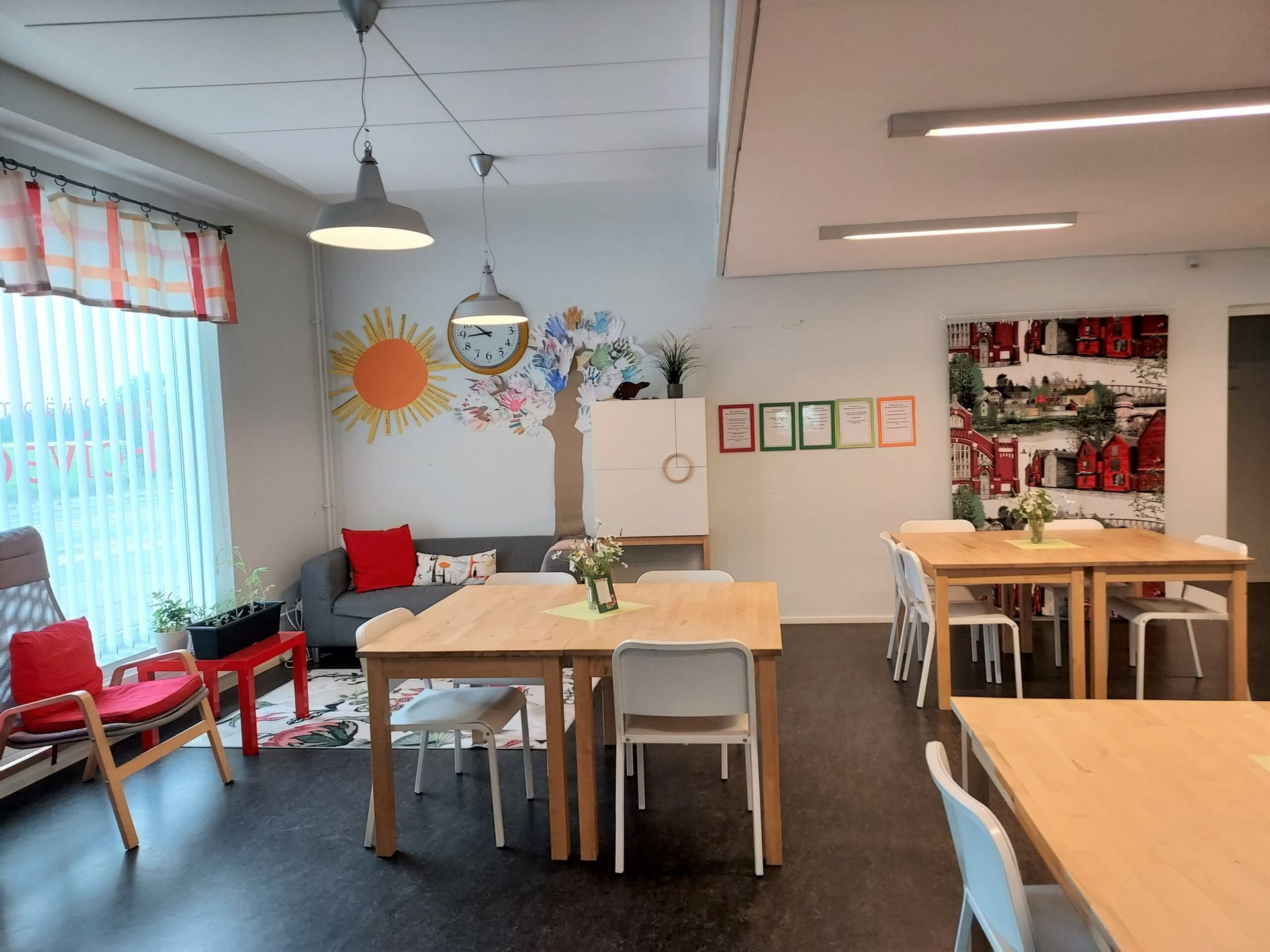 Valoisa yhteinen ruokailu- ja oleskelutila päivätoimintakeskuksessa