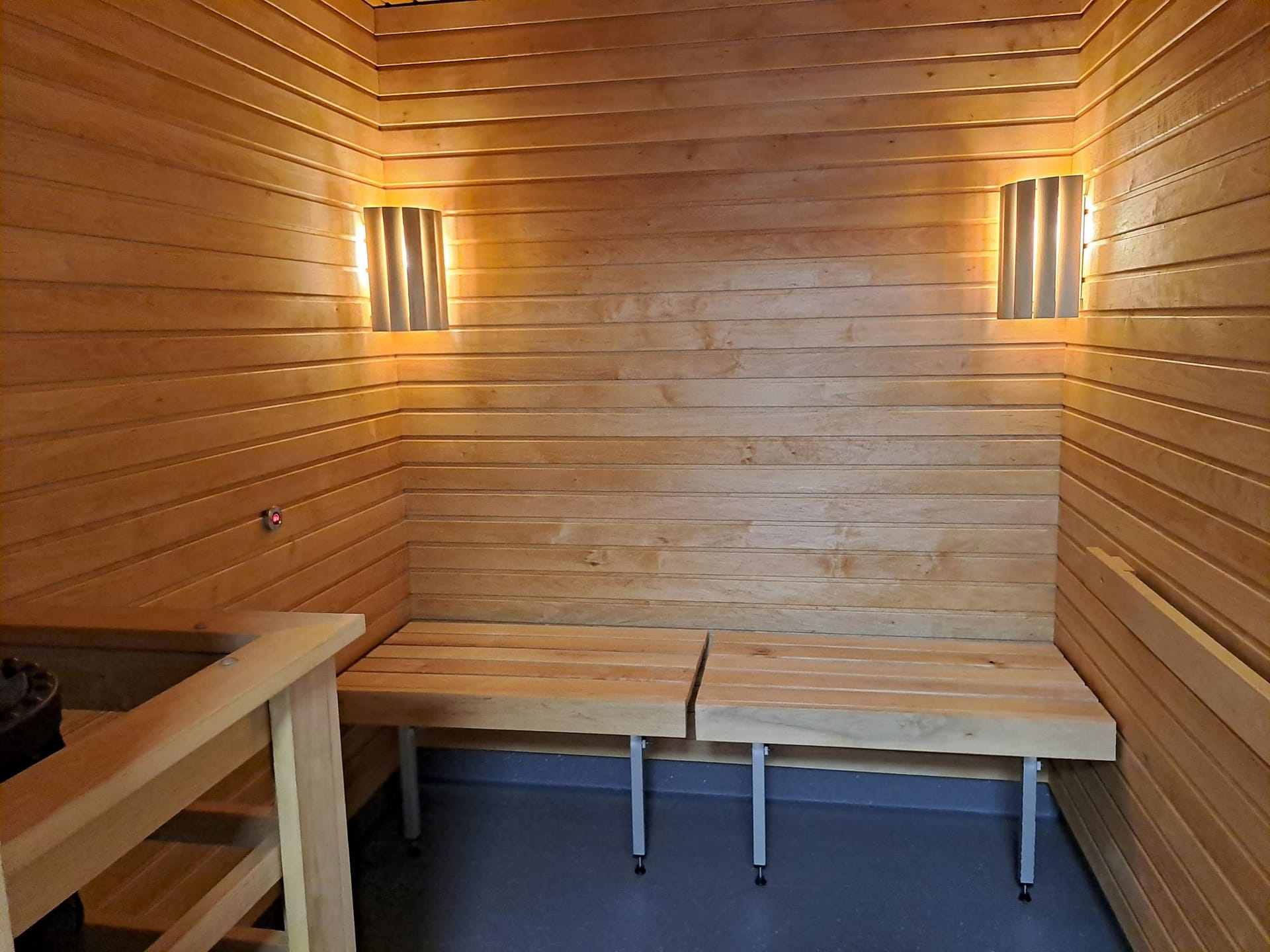 Esteetön sauna lattialla olevilla penkeillä