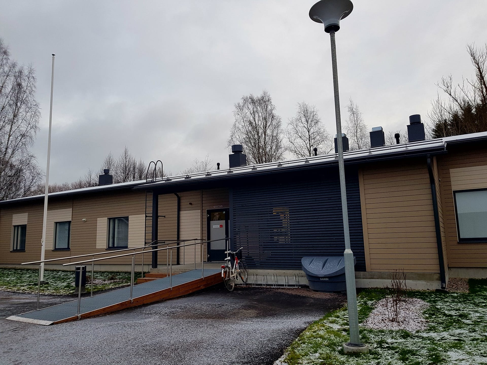 Esperi Koti Lähteen piha-alue ja rakennuksen sisäänkäynti